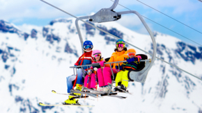 Schweiz Alpen Skifahren Lift Familie Foto iStock FamVeld.jpg